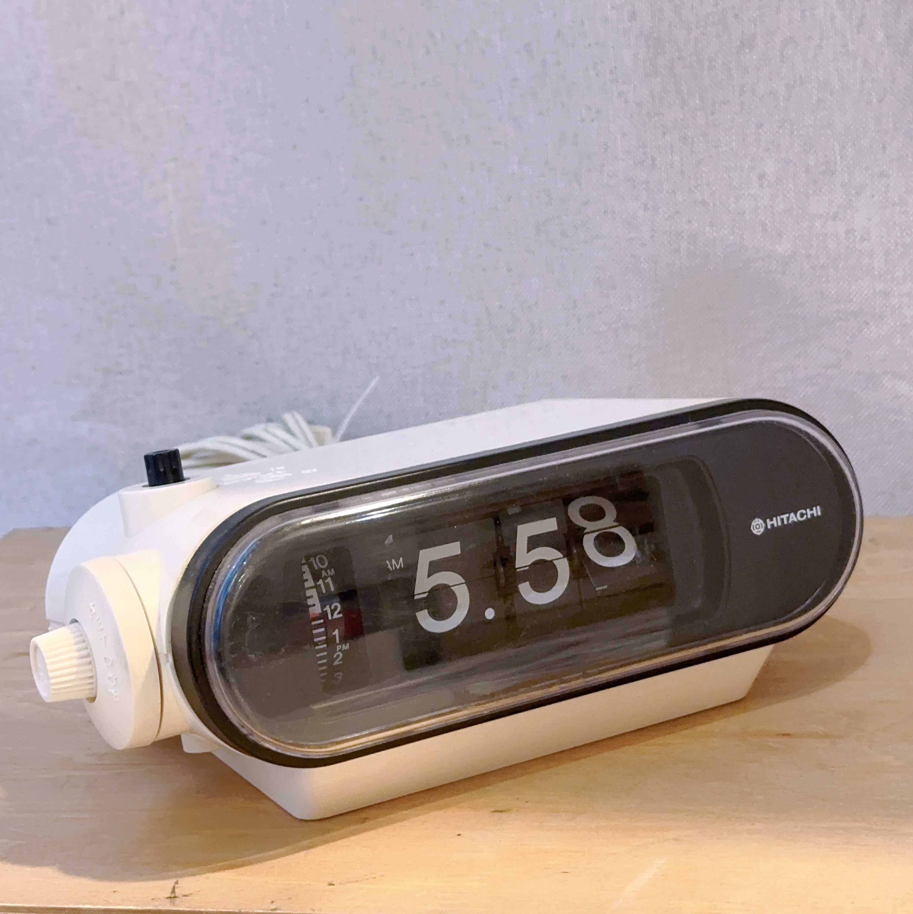 Hitachi TW-242G Alarm Flip Clock